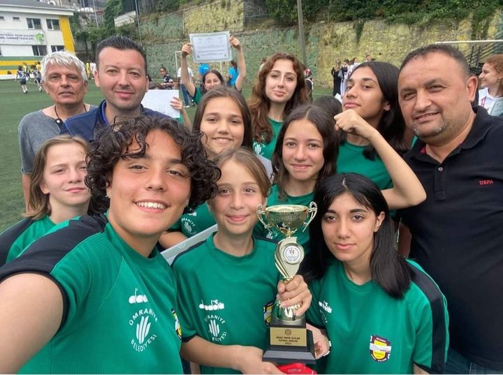 İstanbul Mesudiyespor Kız Futbol Takımı İlk Kupasını Aldı