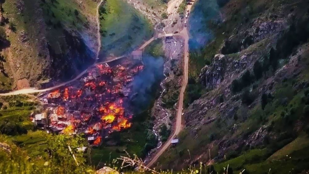 ARTVİN'DE ÇIKAN YANGINDA BİR KÖY TAMAMEN KÜL OLDU