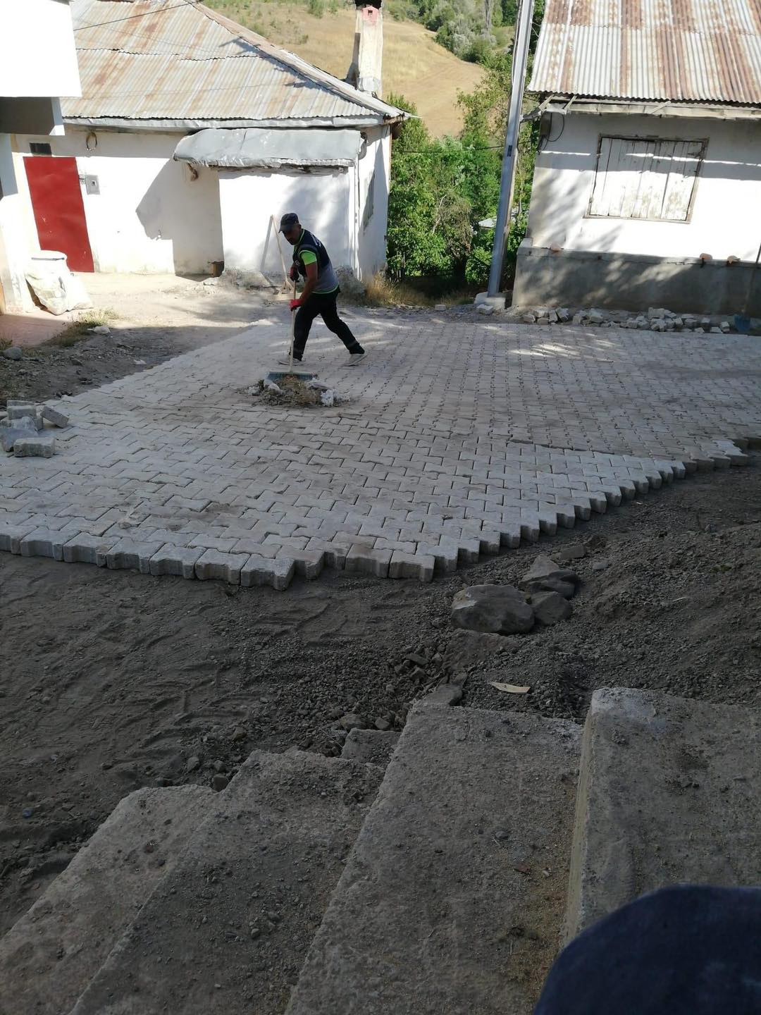 Bayraklı Köyü’nde parke taşı çalışması