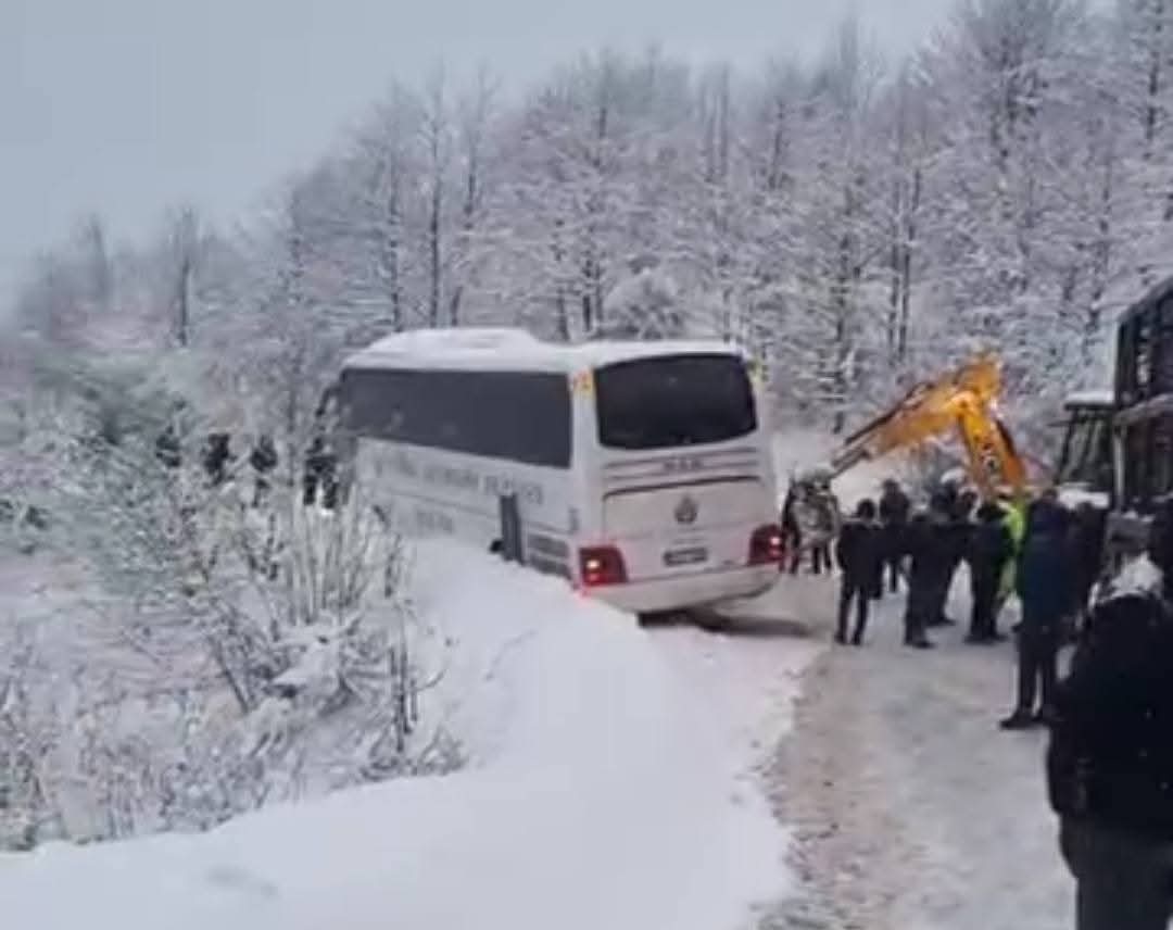 CENAZE OTOBÜSÜ KARA SAPLANDI