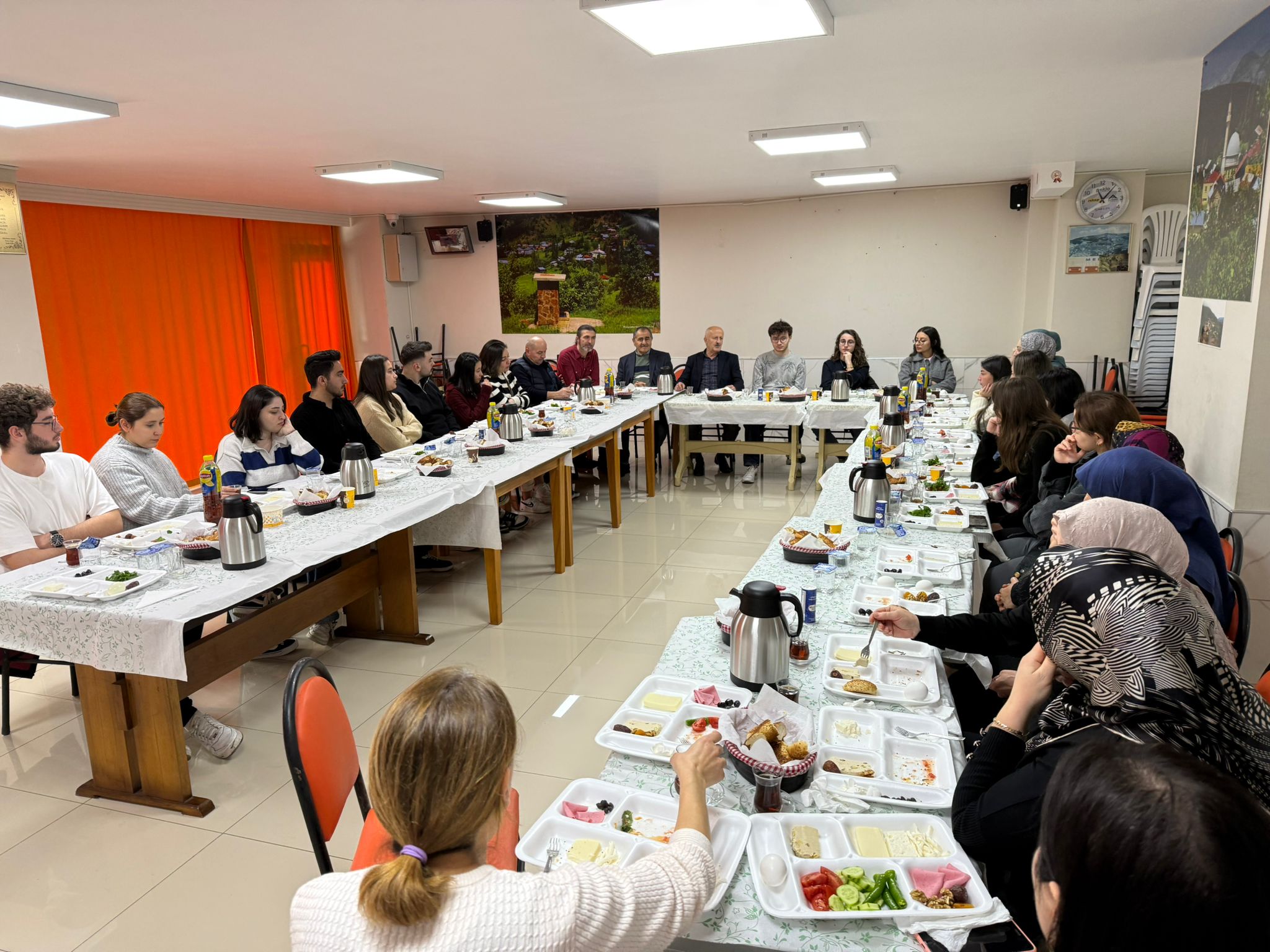 ILIŞAR DERNEĞİ ÜNİVERSİTE ÖĞRENCİLERİNİ KAHVALTIDA BULUŞTURDU