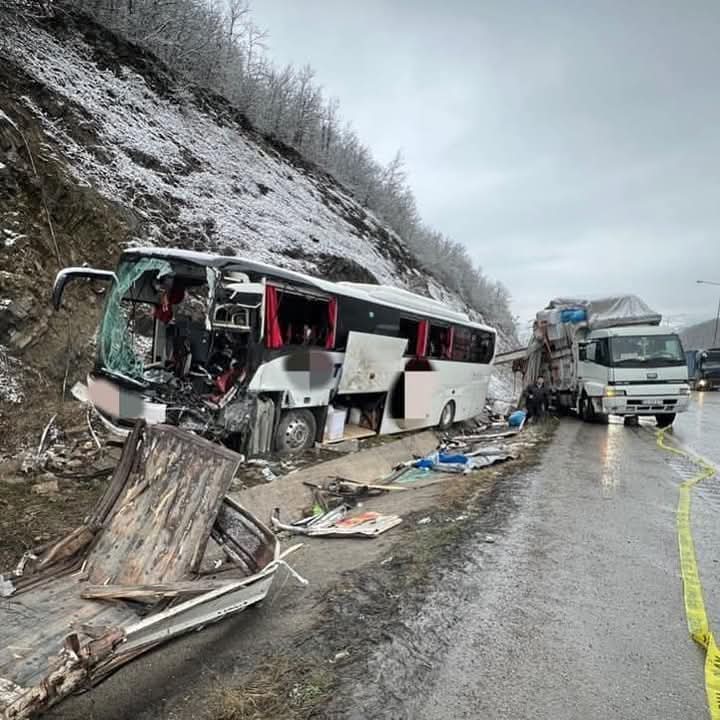 YOLCU OTOBÜSÜ SAMSUN'DA KAZA YAPTI: 1 ÖLÜ 16 YARALI