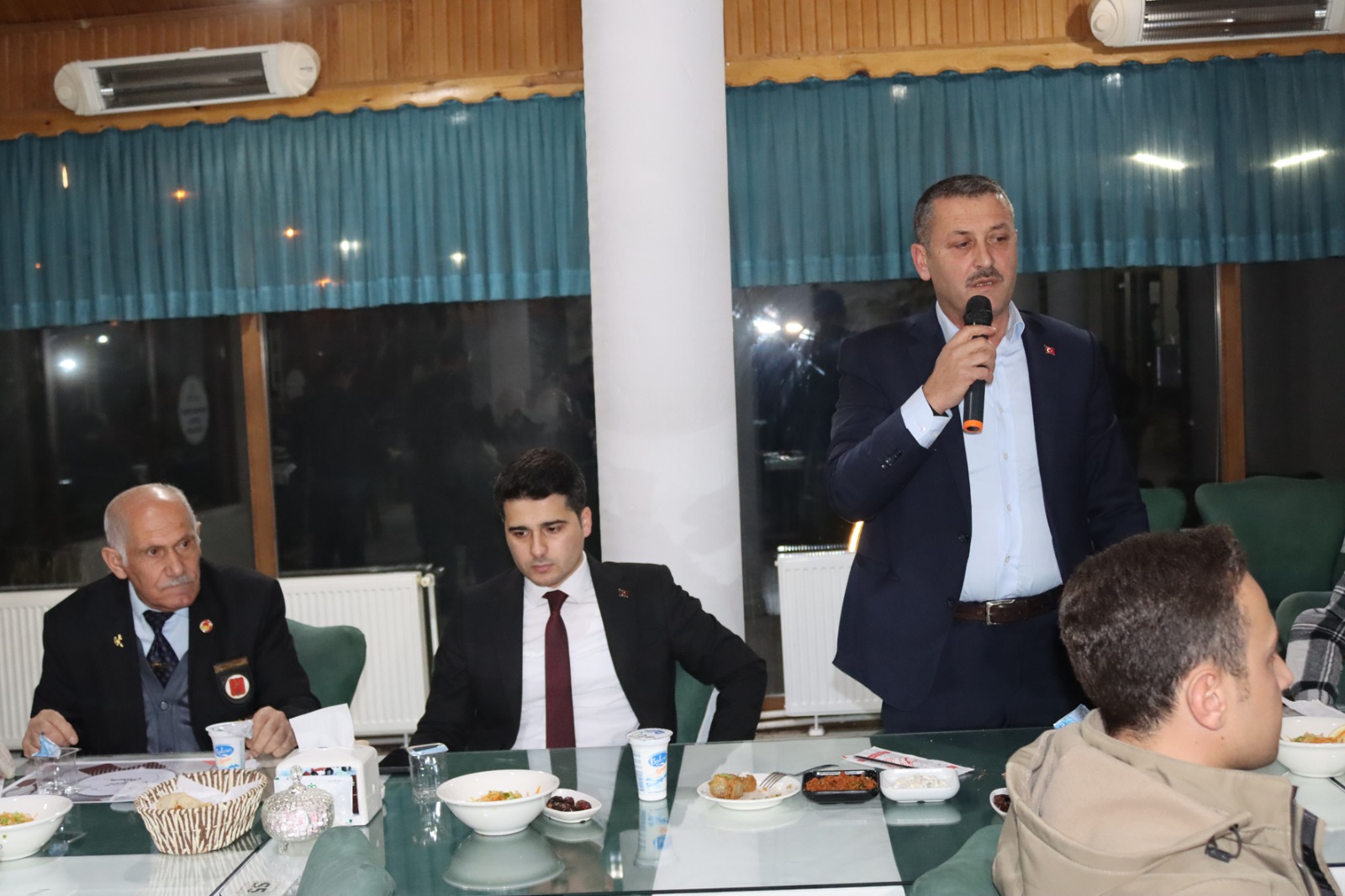 Mesudiye Belediye Başkanı Cengiz Koçyiğit ve Mesudiye Kaymakamı Hüseyin Ensar Altun, Şehit aileleri ve Gazilere iftar yemeği verdiler.