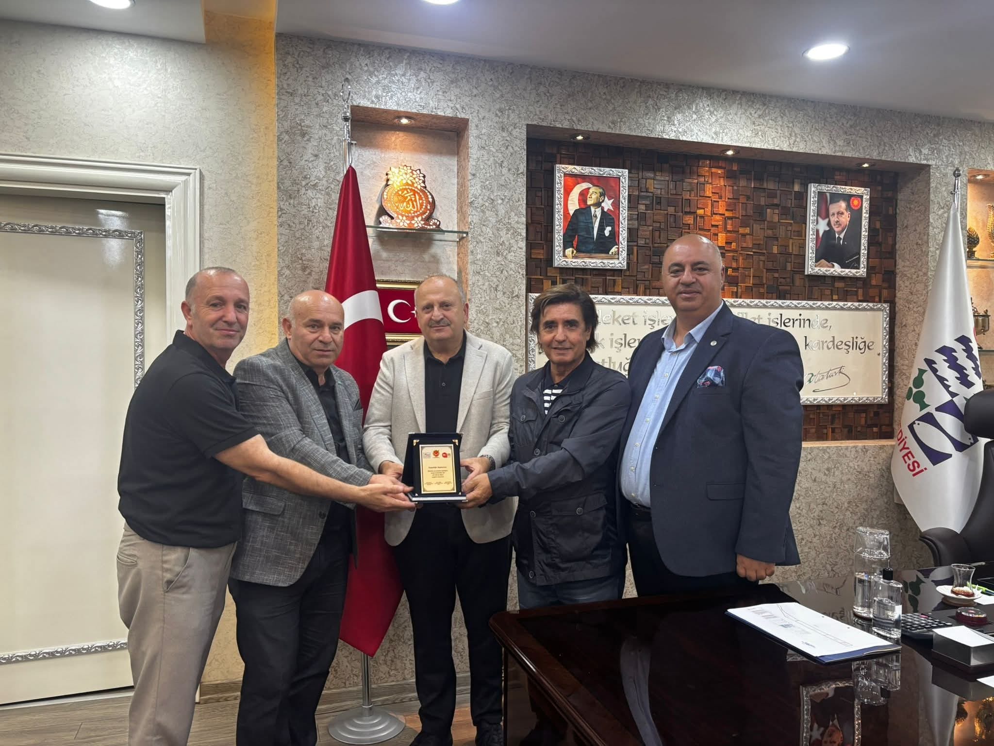 3 BASIN ÖRGÜTÜNDEN ÜNYE BELEDİYE BAŞKANI HÜSEYİN TAVLI'YA ÖDÜL