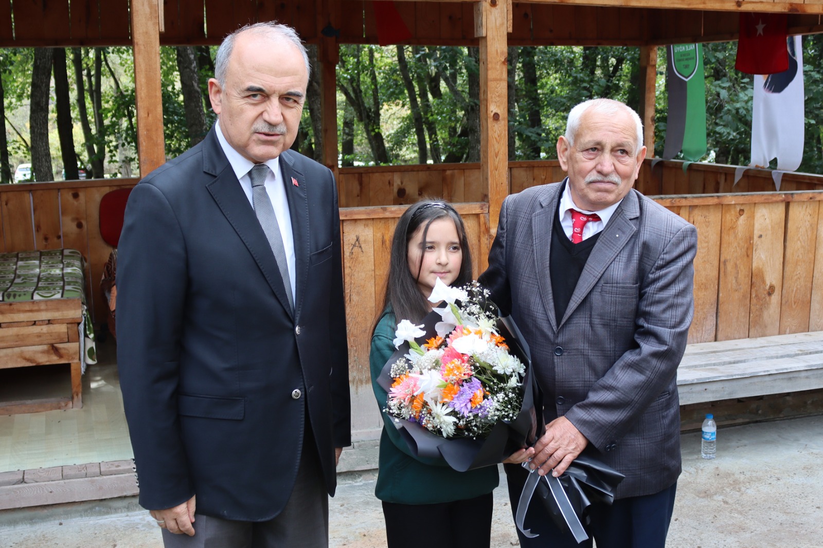 HAYIRLI TORUN ŞEHİT DEDESİ İÇİN KÖYDE ODA YAPTIRDI HAYIRLI TORUN ŞEHİT DEDESİ İÇİN KÖYDE ODA YAPTIRDI