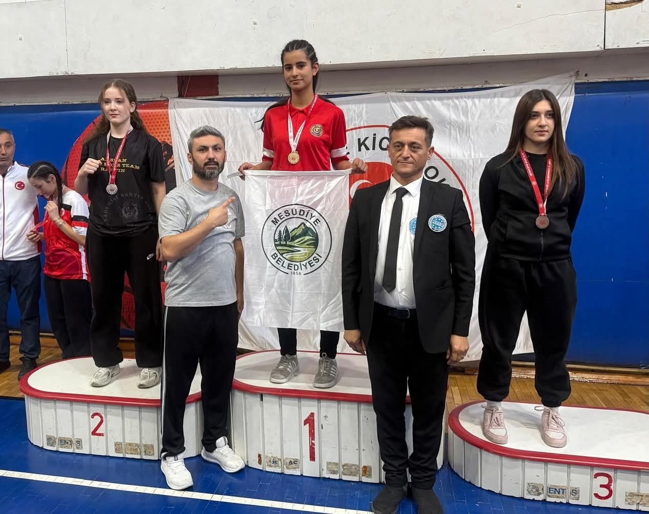 KİCK BOKS LİGİNDE MESUDİYE 2 ALTIN,1 GÜMÜŞ, 1 BRONZ MADALYA ALDI