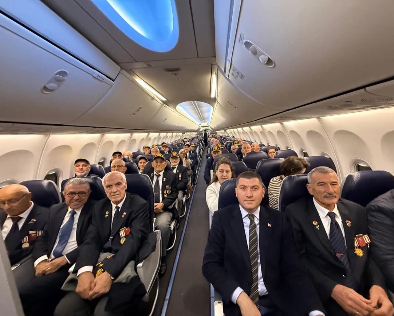 BAŞKAN ULAŞ TEPE GAZİLERİ UÇAKLA KIBRIS'A GÖTÜRDÜ